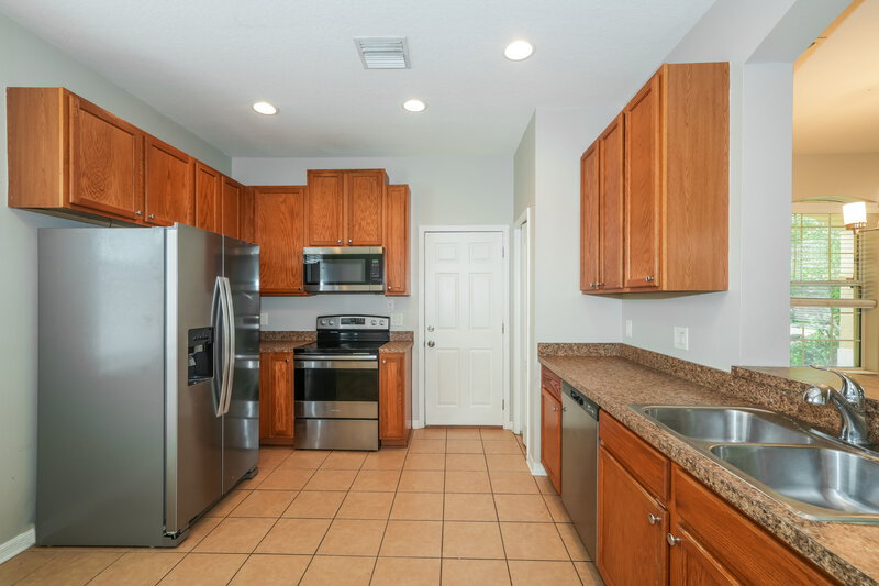 2,440/Mo, 8226 Summer Wood Ln Riverview, FL 33578 Kitchen View 2