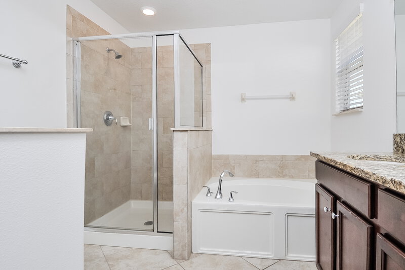 2,220/Mo, 6403 Trent Creek Dr Ruskin, FL 33573 Master Bathroom View