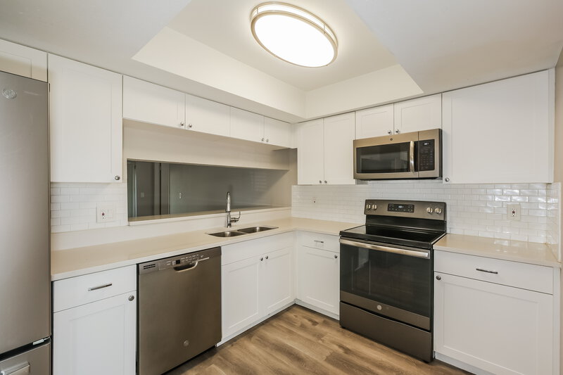 3,530/Mo, 831 Sunridge Point Dr Seffner, FL 33584 Kitchen View 2