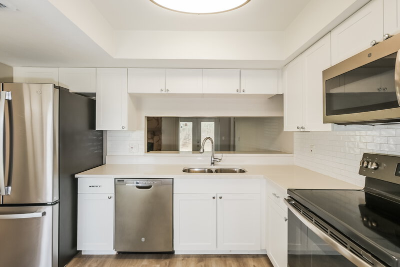 3,530/Mo, 831 Sunridge Point Dr Seffner, FL 33584 Kitchen View 3