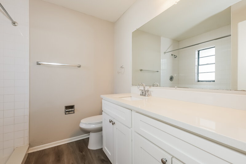 3,530/Mo, 831 Sunridge Point Dr Seffner, FL 33584 Main Bathroom View