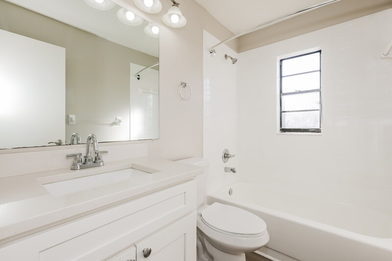 3,530/Mo, 831 Sunridge Point Dr Seffner, FL 33584 Bathroom View