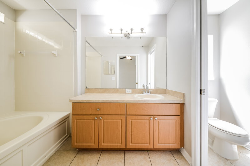 1,985/Mo, 1417 Delano Trent St Ruskin, FL 33570 Main Bathroom View