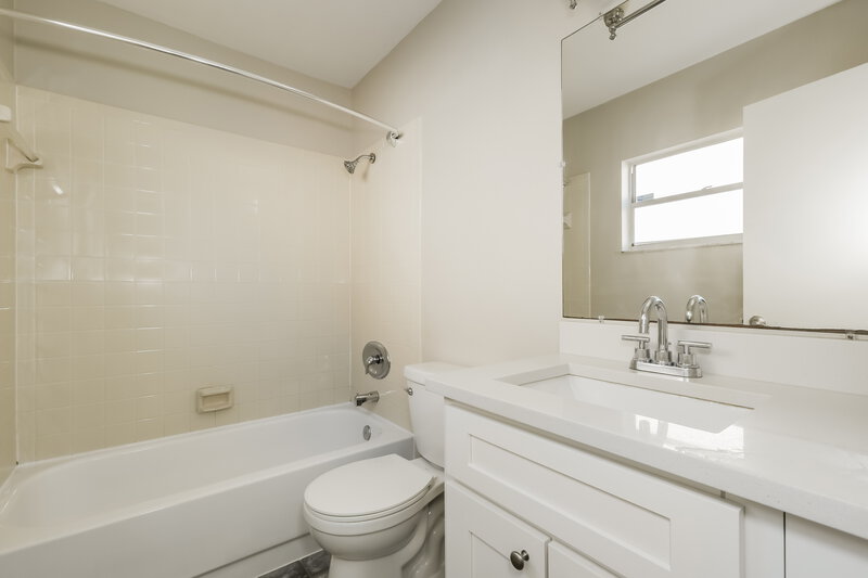 2,010/Mo, 1717 Cinnabar Ct Brandon, FL 33510 Main Bathroom View