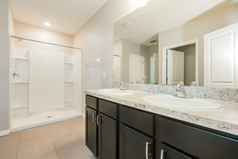 2,475/Mo, 11162 Leland Groves Dr Riverview, FL 33579 Main Bathroom View
