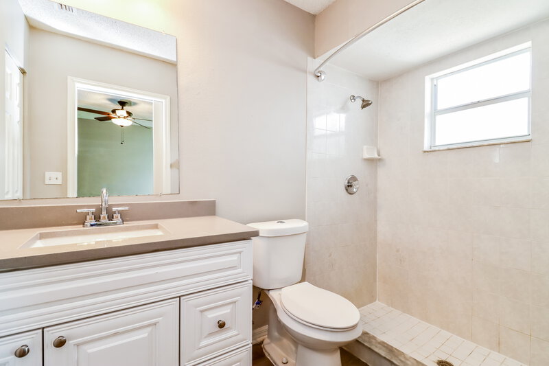 2,185/Mo, 8403 Yearling Ln New Port Richey, FL 34653 Main Bathroom View