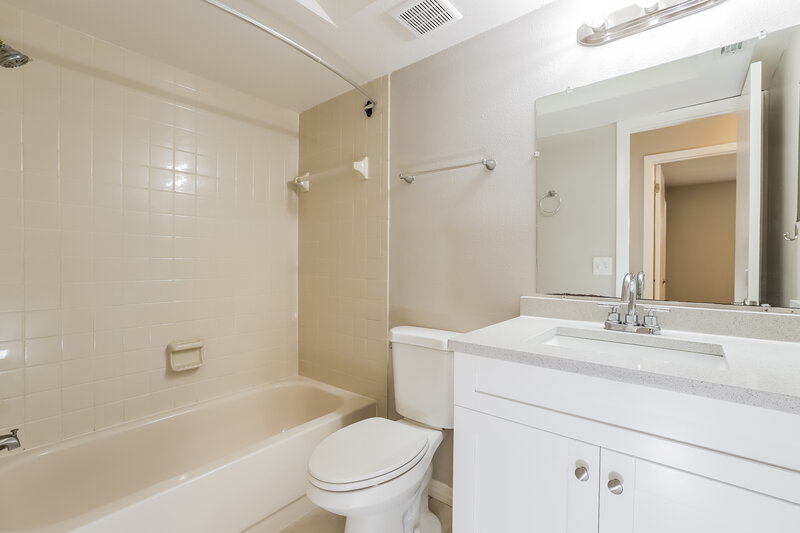 2,205/Mo, 4538 Swallowtail Drive New Port Richey, FL 34653 Main Bathroom View