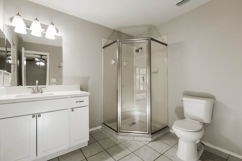 2,210/Mo, 747 Climate Dr Brandon, FL 33511 Main Bathroom View