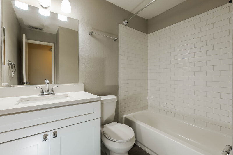 2,210/Mo, 747 Climate Dr Brandon, FL 33511 Bathroom View