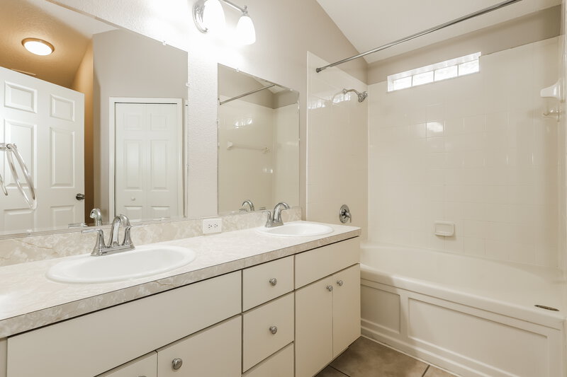 2,115/Mo, 12708 Bramfield Dr Riverview, FL 33579 Bathroom View 2