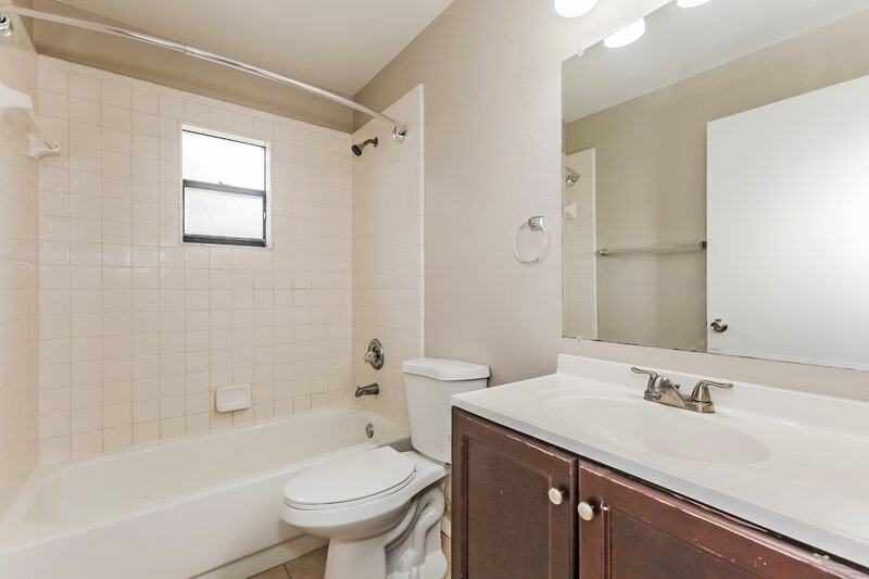 1,930/Mo, 11506 Smokethorn Drive Riverview, FL 33579 Bathroom View