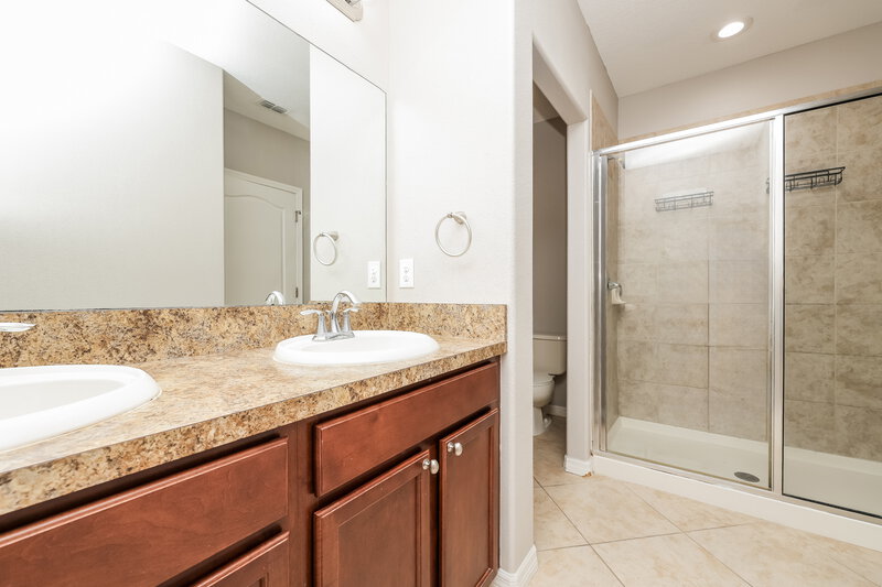 2,625/Mo, 1121 Seminole Sky Dr Ruskin, FL 33570 Main Bathroom View