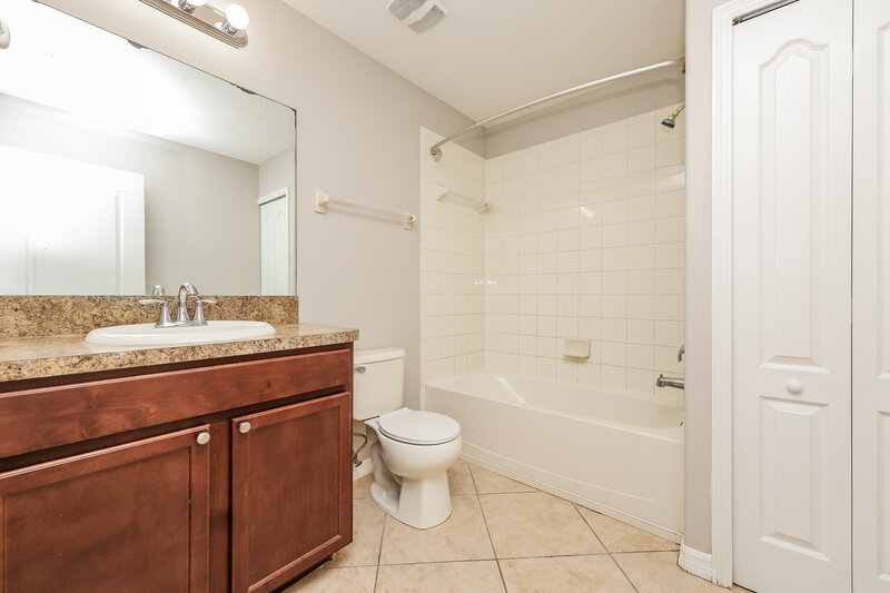 2,625/Mo, 1121 Seminole Sky Dr Ruskin, FL 33570 Bathroom View 2