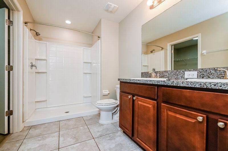 1,970/Mo, 8108 Cherry Branch Dr Ruskin, FL 33573 Main Bathroom View