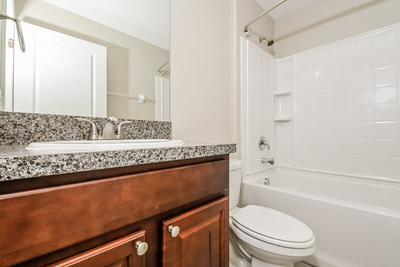 1,970/Mo, 8108 Cherry Branch Dr Ruskin, FL 33573 Bathroom View