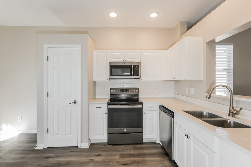 2,260/Mo, 11117 Newbridge Dr Riverview, FL 33579 Kitchen View 2