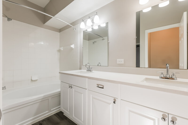 2,260/Mo, 11117 Newbridge Dr Riverview, FL 33579 Main Bathroom View
