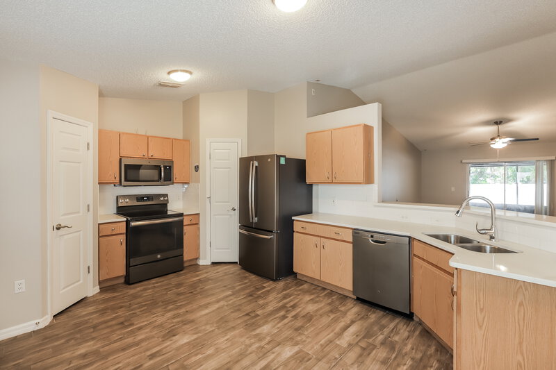 2,065/Mo, 6201 Venezia Pl Riverview, FL 33578 Kitchen View