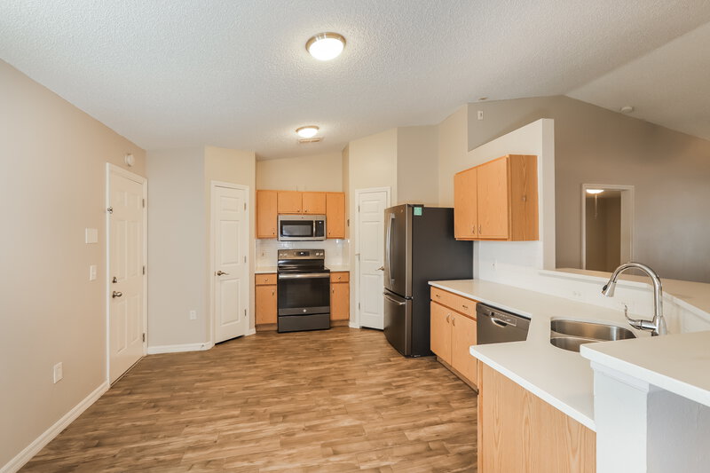 2,065/Mo, 6201 Venezia Pl Riverview, FL 33578 Kitchen View 3