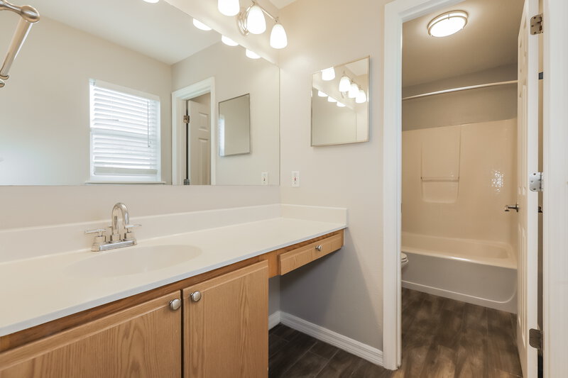 2,065/Mo, 6201 Venezia Pl Riverview, FL 33578 Main Bathroom View