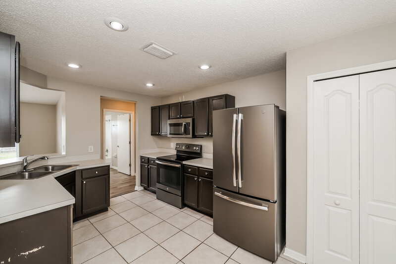 2,200/Mo, 12219 Dawn Vista Dr Riverview, FL 33578 Kitchen View 2