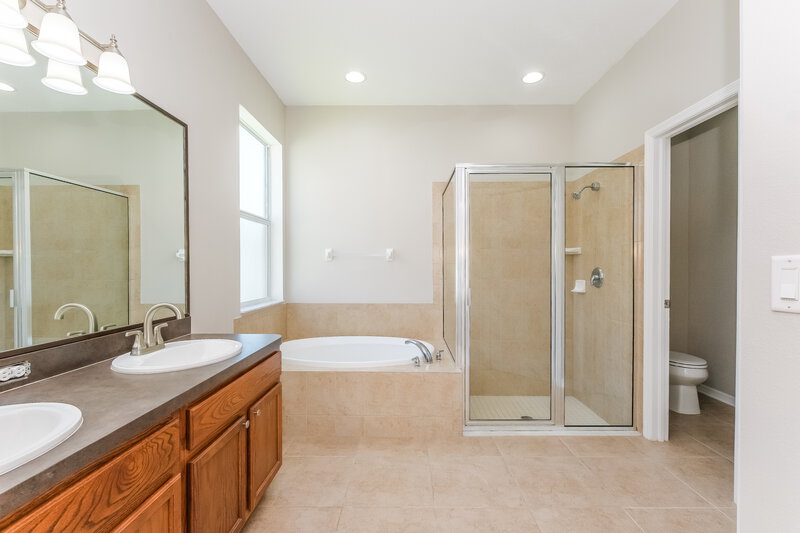 2,120/Mo, 1807 Bonita Bluff Ct Ruskin, FL 33570 Main Bathroom View