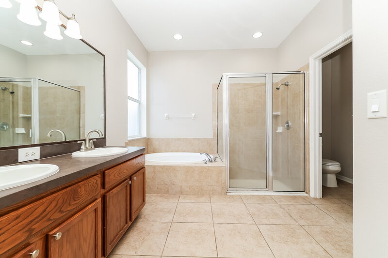 2,120/Mo, 1807 Bonita Bluff Ct Ruskin, FL 33570 Main Bathroom View