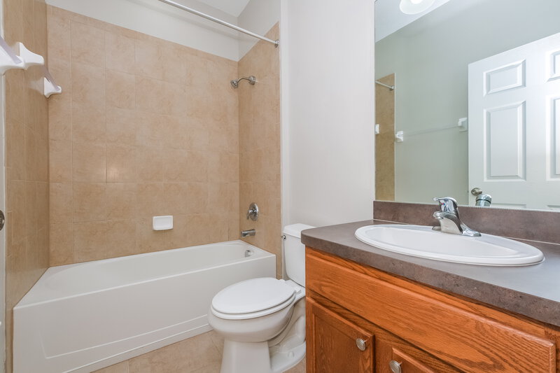 2,120/Mo, 1807 Bonita Bluff Ct Ruskin, FL 33570 Bathroom View