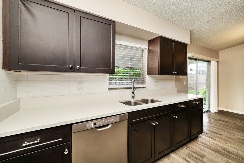 2,200/Mo, 1828 Craven Drive Seffner, FL 33584 Kitchen View 2