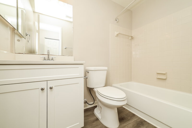 2,200/Mo, 1828 Craven Drive Seffner, FL 33584 Bathroom View