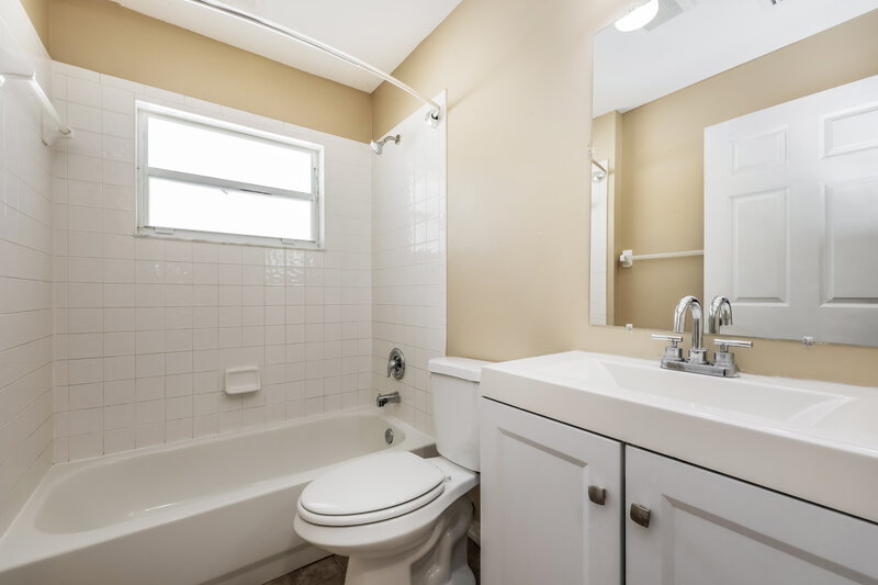 1,985/Mo, 4807 Weasel Dr New Port Richey, FL 34653 Bathroom View