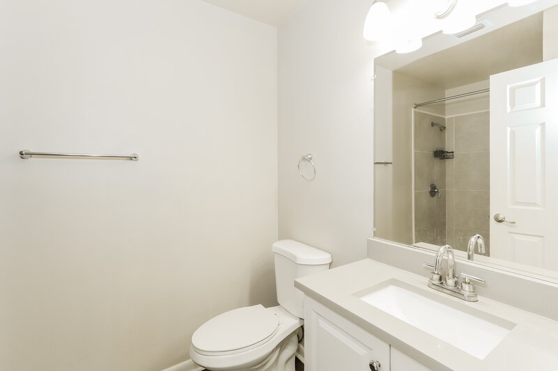 1,850/Mo, 4513 Bromley Avenue Spring Hill, FL 34609 Main Bathroom View