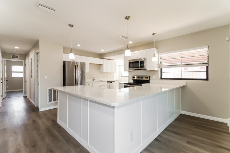 4,220/Mo, 5615 Larimer Dr Tampa, FL 33615 Kitchen View