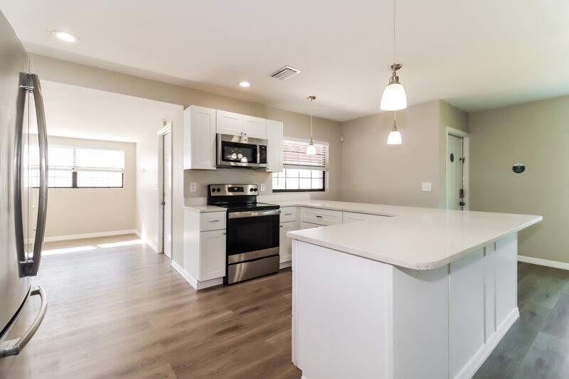 4,220/Mo, 5615 Larimer Dr Tampa, FL 33615 Kitchen View 2