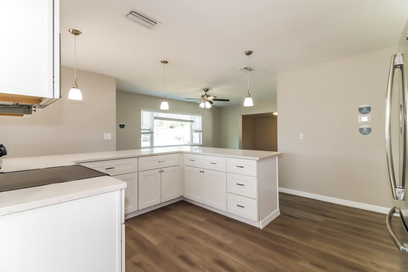 4,220/Mo, 5615 Larimer Dr Tampa, FL 33615 Kitchen View 3