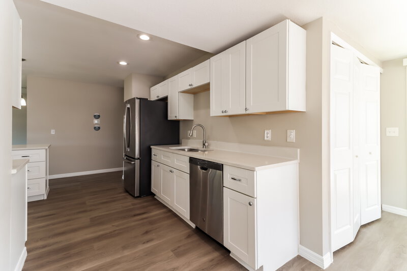 4,220/Mo, 5615 Larimer Dr Tampa, FL 33615 Kitchen View 4