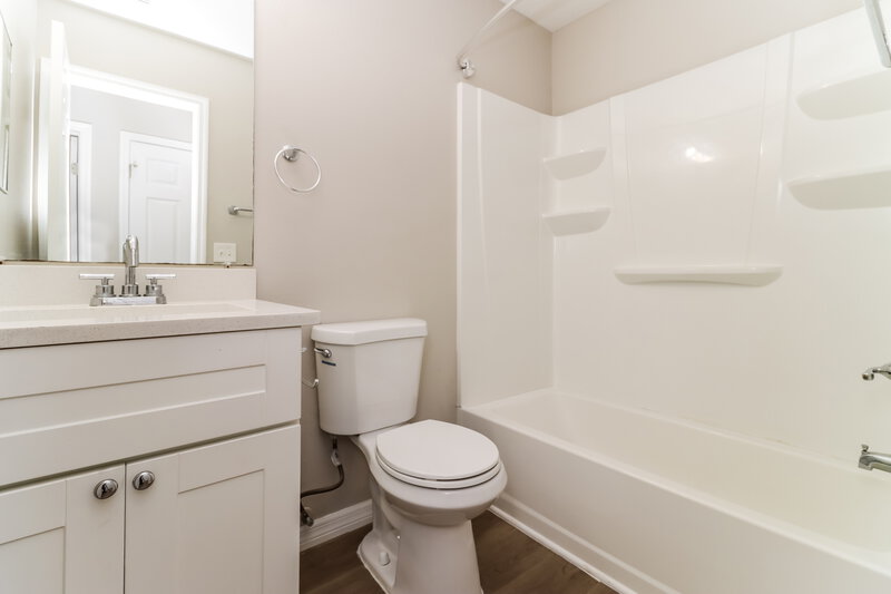 4,220/Mo, 5615 Larimer Dr Tampa, FL 33615 Main Bathroom View