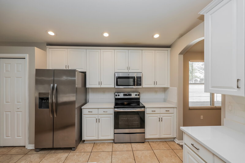 2,240/Mo, 510 Caribe Ridge Way Ruskin, FL 33570 Kitchen View