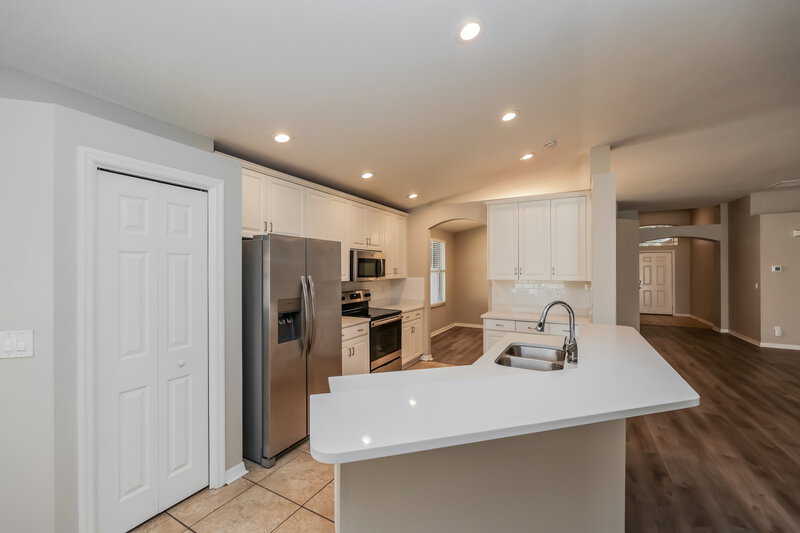 2,240/Mo, 510 Caribe Ridge Way Ruskin, FL 33570 Kitchen View 2