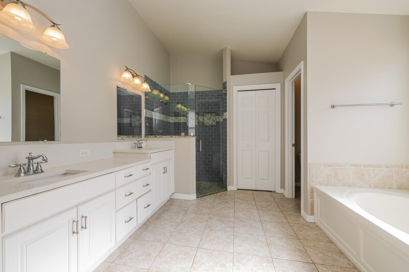2,240/Mo, 510 Caribe Ridge Way Ruskin, FL 33570 Main Bathroom View