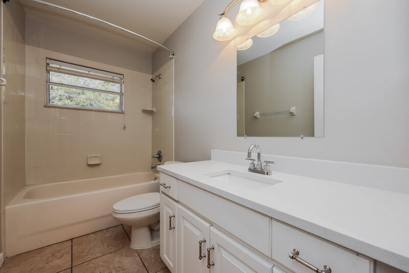 2,240/Mo, 510 Caribe Ridge Way Ruskin, FL 33570 Main Bathroom View 2