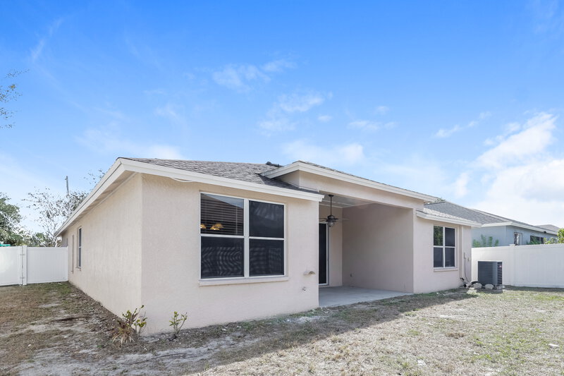 2,240/Mo, 510 Caribe Ridge Way Ruskin, FL 33570 Rear View
