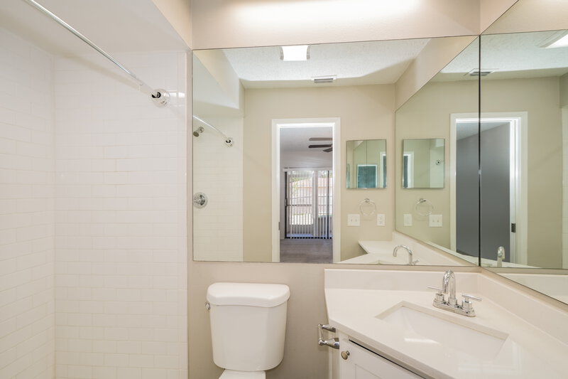 2,155/Mo, 6917 Bramblewood Dr Port Richey, FL 34668 Main Bathroom View