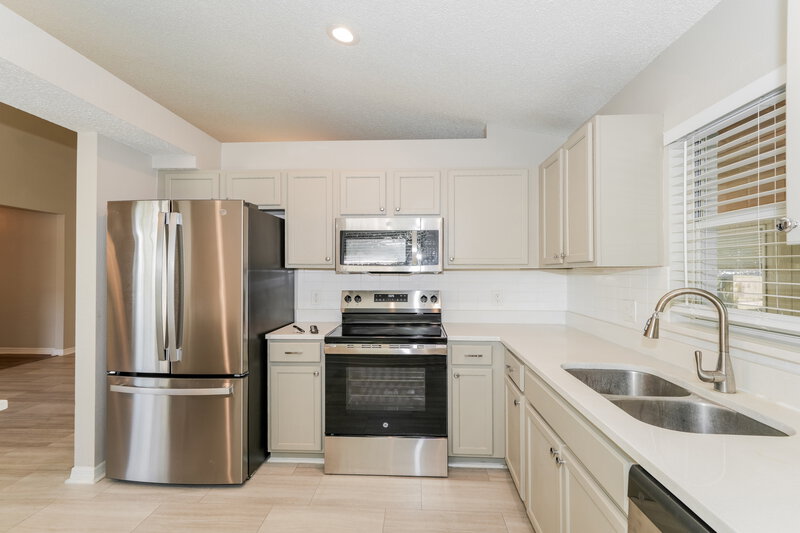 2,280/Mo, 26808 Haverhill Dr Lutz, FL 33559 Kitchen View