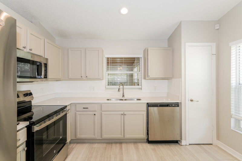 2,280/Mo, 26808 Haverhill Dr Lutz, FL 33559 Kitchen View 2
