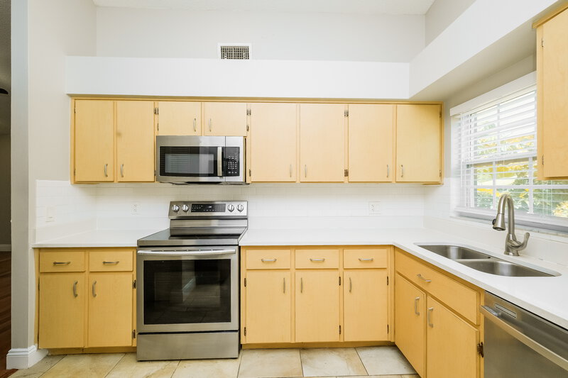 2,380/Mo, 2016 Lori Ann St Brandon, FL 33510 Kitchen View