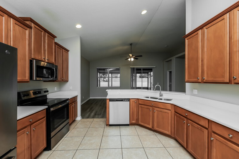2,240/Mo, 8610 Sandy Plains Dr Riverview, FL 33578 Kitchen View
