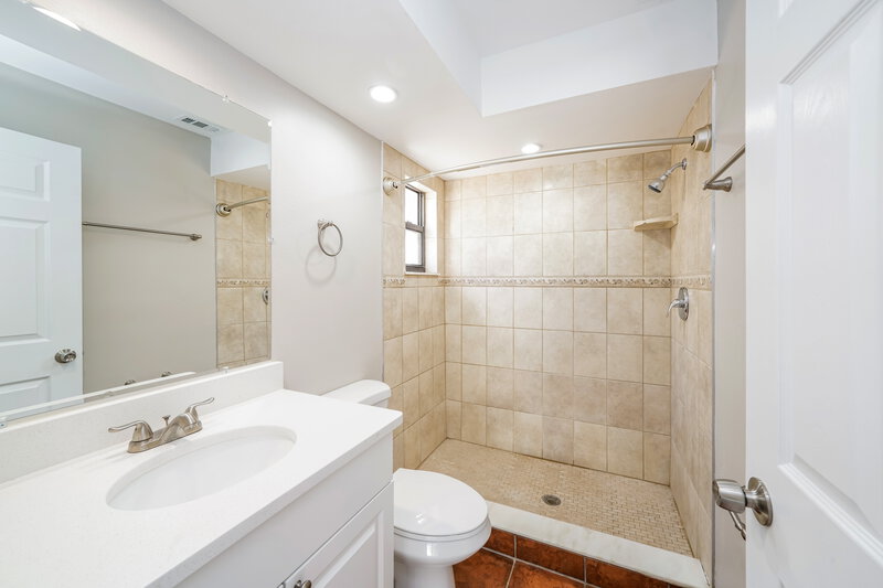 0/Mo, 224 Whisper Lake Rd Palm Harbor, FL 34683 Main Bathroom View