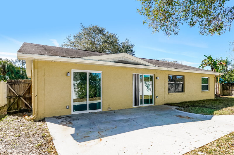 0/Mo, 224 Whisper Lake Rd Palm Harbor, FL 34683 Rear View