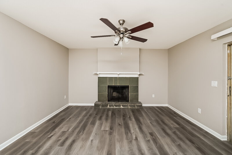 0/Mo, 6980 Dr Martin Luther King Jr St S St. Petersburg, FL 33705 Living Room View 5